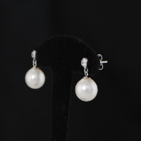 Boucles pendantes clous perles blanches & oxyde zirconium