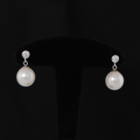 Boucles pendantes clous perles blanches & oxyde zirconium