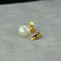 Boucle Grosse perle blanche nacrée