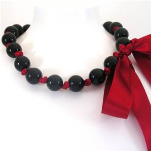 Collier Ruban Caroline en grosses perles noires