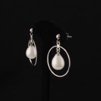 Boucle Pendante Anneau et Goutte Nacrée Blanche