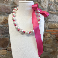 Collier Caroline perles blanches et ruban rose