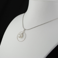 Collier Chaîne Saturne et Perle Suspendue