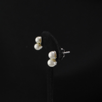 Boucles d'oreilles clous double perle blanches nacrées