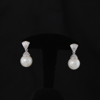 Boucles pendantes éventail clous perles blanches & oxyde zirconium